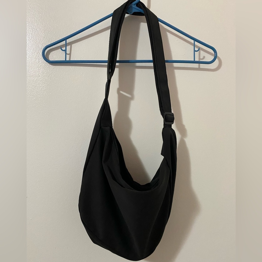 black shoulder bag